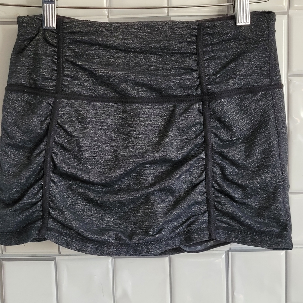 ATHLETA Womens Hatha Yoga Skort Front and Back Gathered Detail 